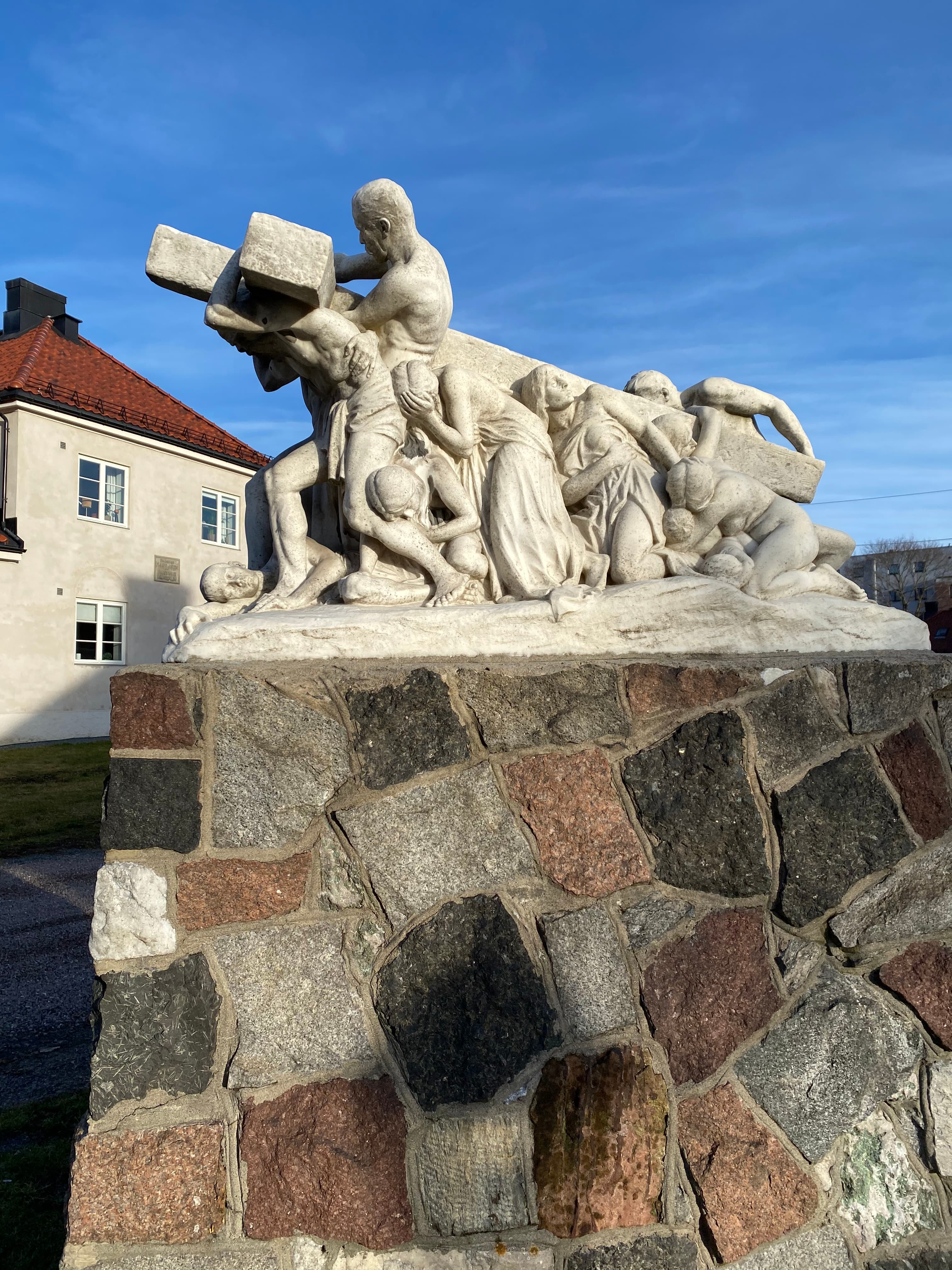Korsbærerne — Otto Lessings skulptur